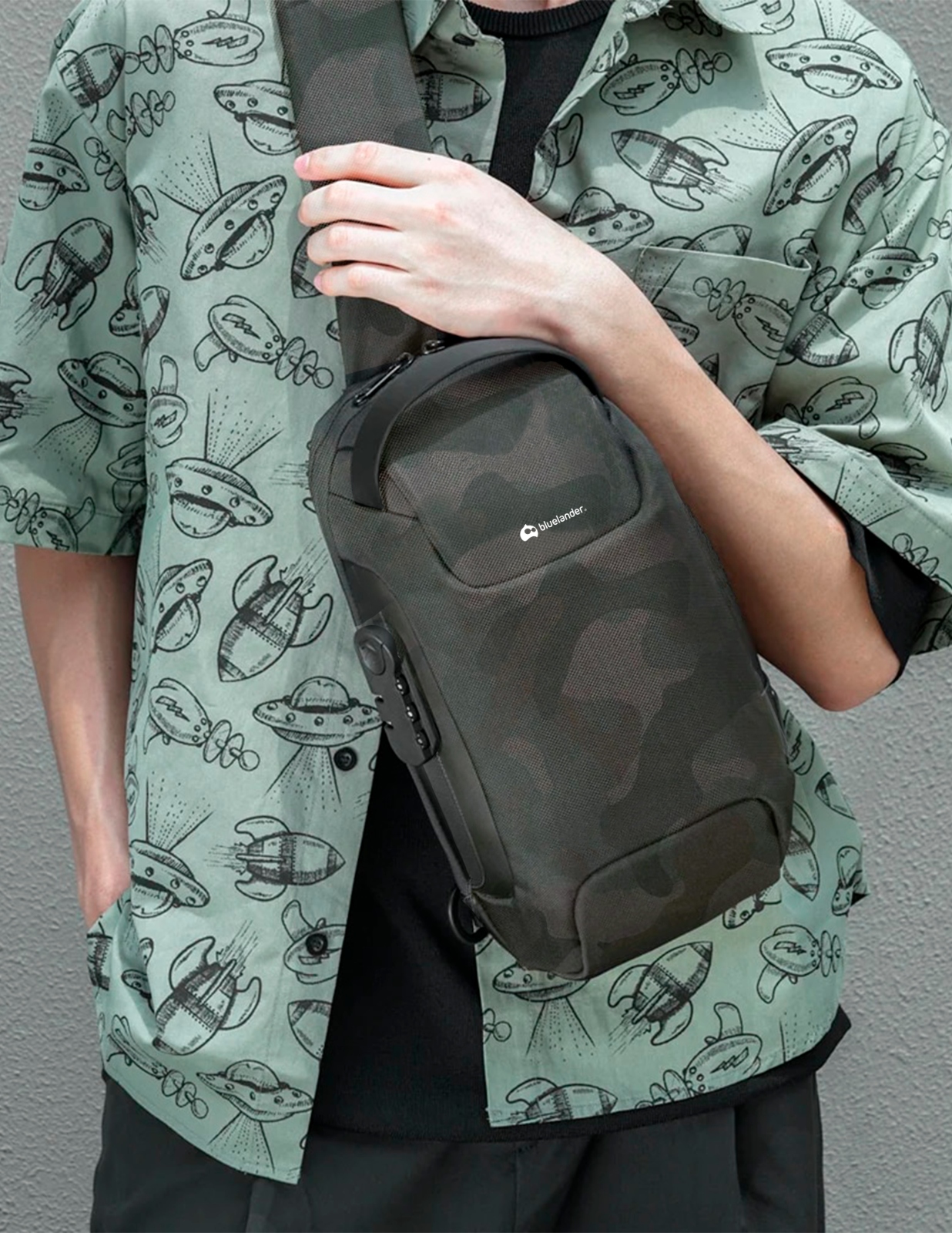 Foto 4 pulgar | Mochila Antirrobo Cruzada Resistente Al Agua Con Puerto Usb Camuflaje Verde Bluelander
