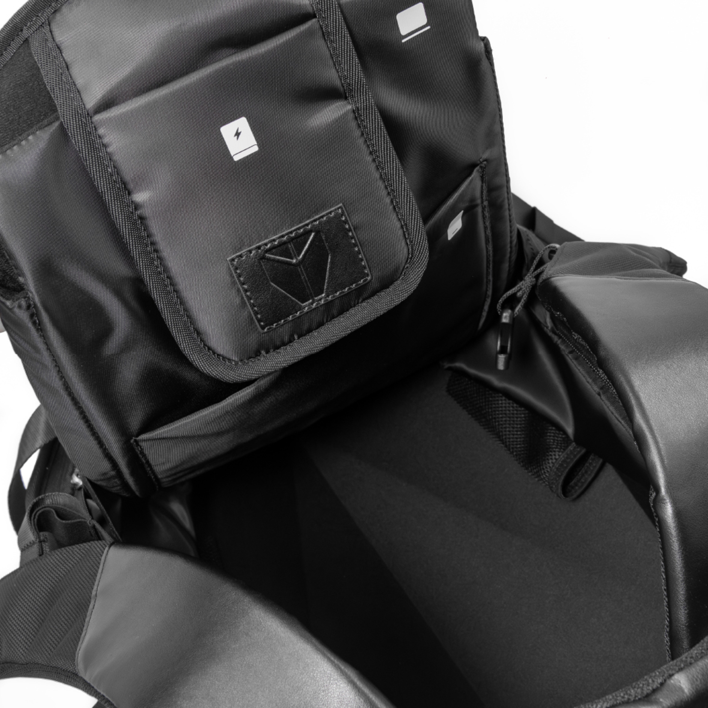 Foto 3 | Mochila Gamer Inok P-01, Antirrobo, Impermeable Y 22 L Expandibles De Almacenamiento, Color Negro Con Carcasa Dura