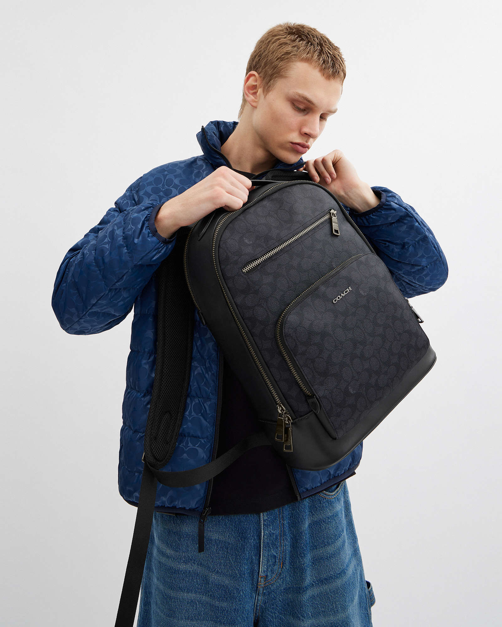 Foto 4 pulgar | Mochila Coach Monogram Negro In Signature Urbana Unisex