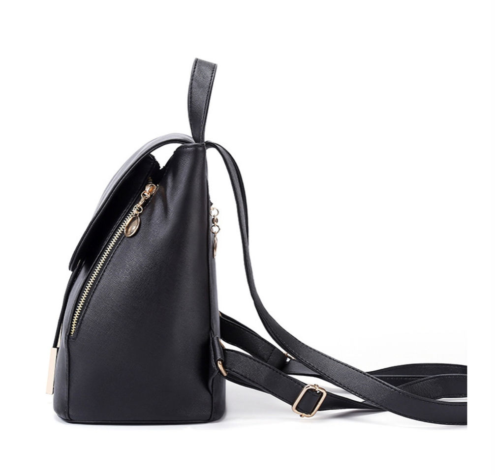Foto 3 pulgar | Mochila con Aplicación Metálica Negra para Mujer