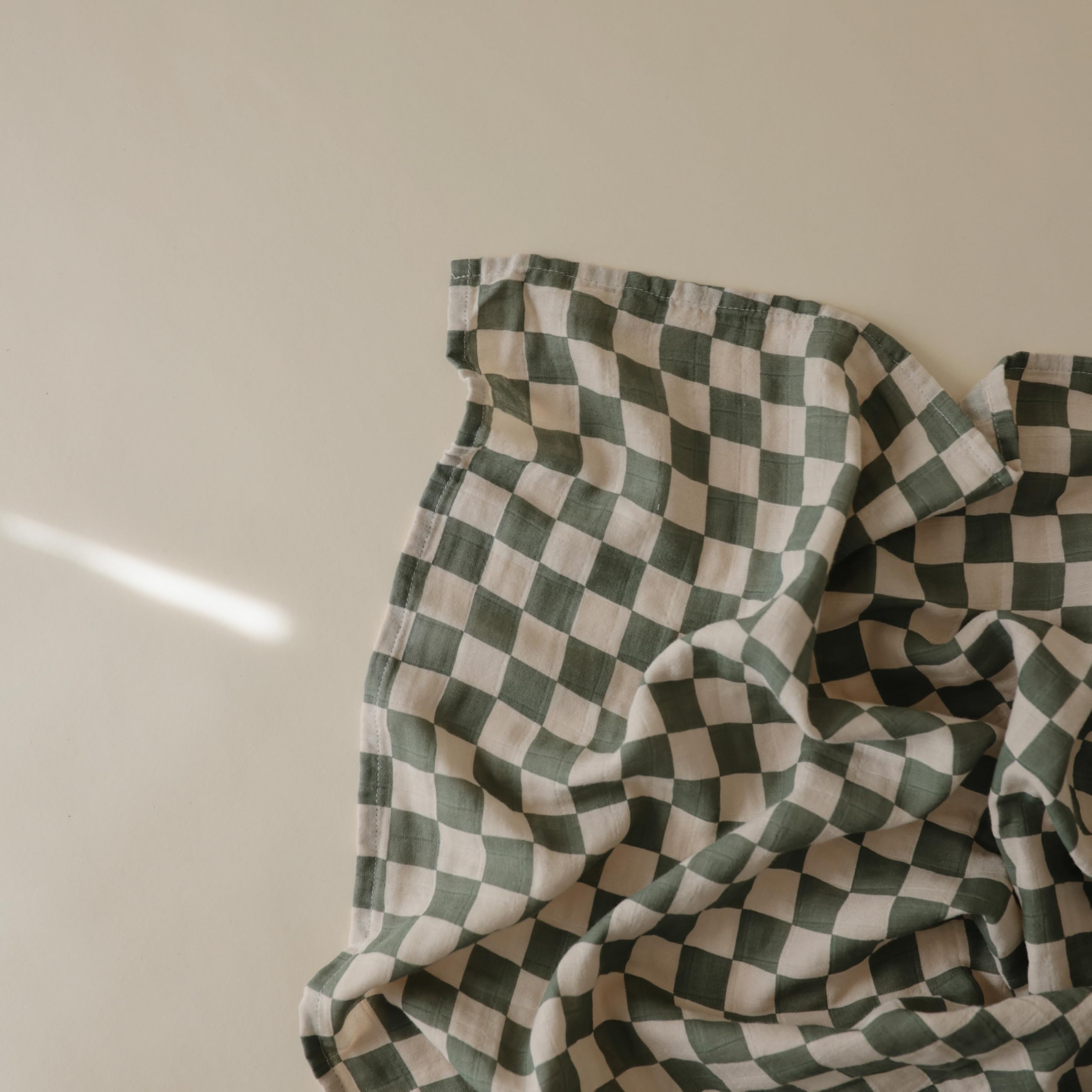 Foto 2 | Manta De Muselina Para Bebés Mushie Olive Check, 100% Algodón Orgánico - Venta Internacional.