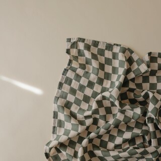 Foto 2 | Manta De Muselina Para Bebés Mushie Olive Check, 100% Algodón Orgánico - Venta Internacional.