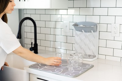 Foto 4 | Estante para Secar Botellas Ubbi Vertical con Cepillo para Botellas y Alfombrilla Gris - Venta Internacional