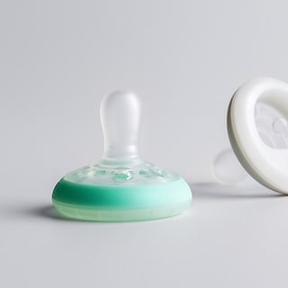 Foto 5 | Chupete Tommee Tippee Breast-like Night De 6 A 18 M, 4 Unidades, Rosa Y Amarillo - Venta Internacional.