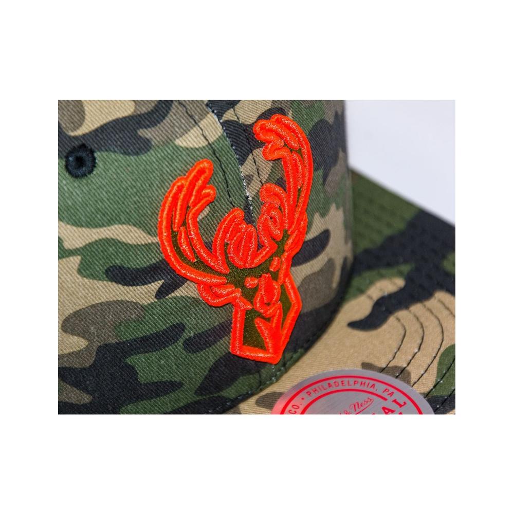 Foto 3 pulgar | Gorra Mitchell & Ness Milwaukee Bucks Camo Verde