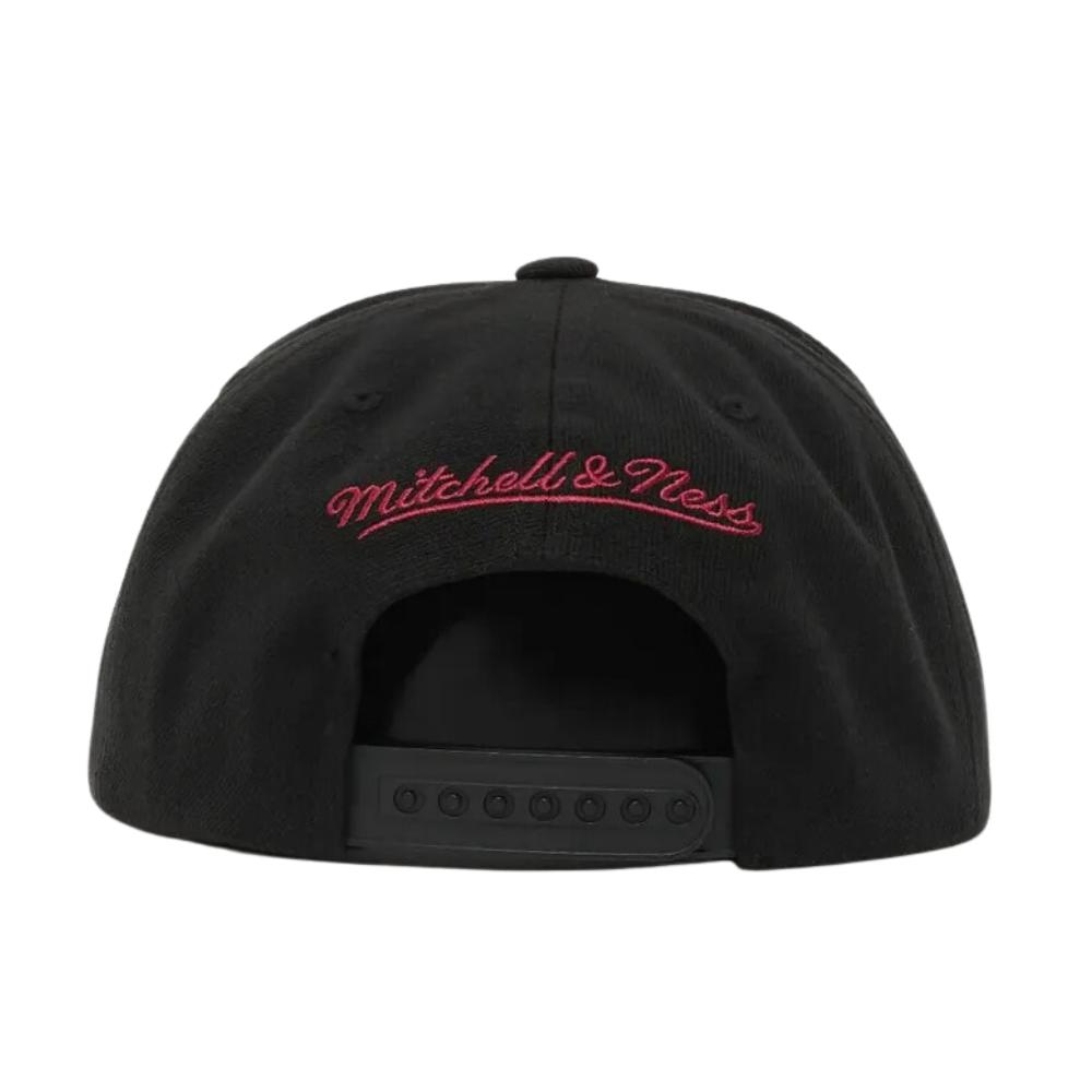 Foto 4 pulgar | Gorra Mitchell & Ness Bulls Basquetbol Negra