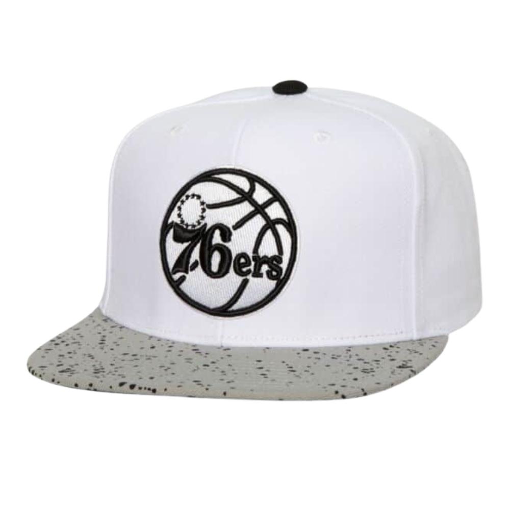 Foto 2 pulgar | Gorra Mitchell & Ness 76 Ers Cement Top Nba Blanca