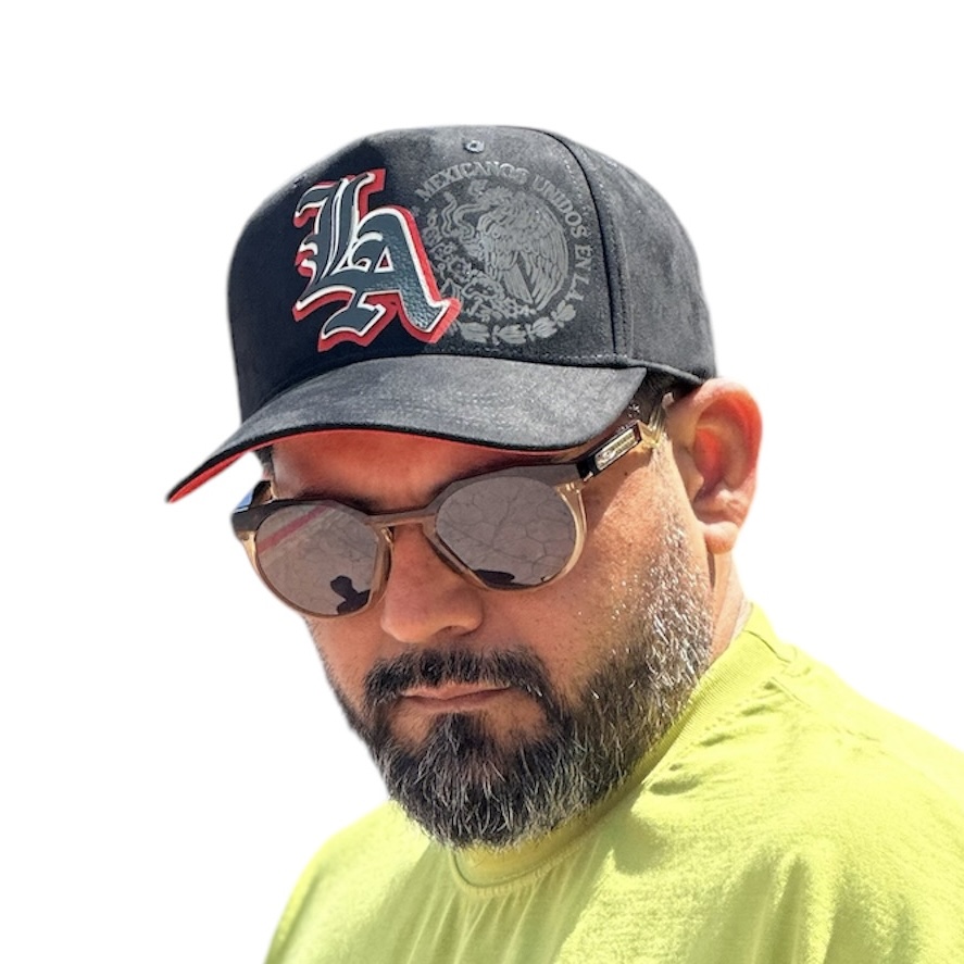 Foto 4 pulgar | Vago Style La Mx Gorra Unica Artesanal Negra De Gamuza Ajustable Con Visera Curva Con Rojo Bajo Visera