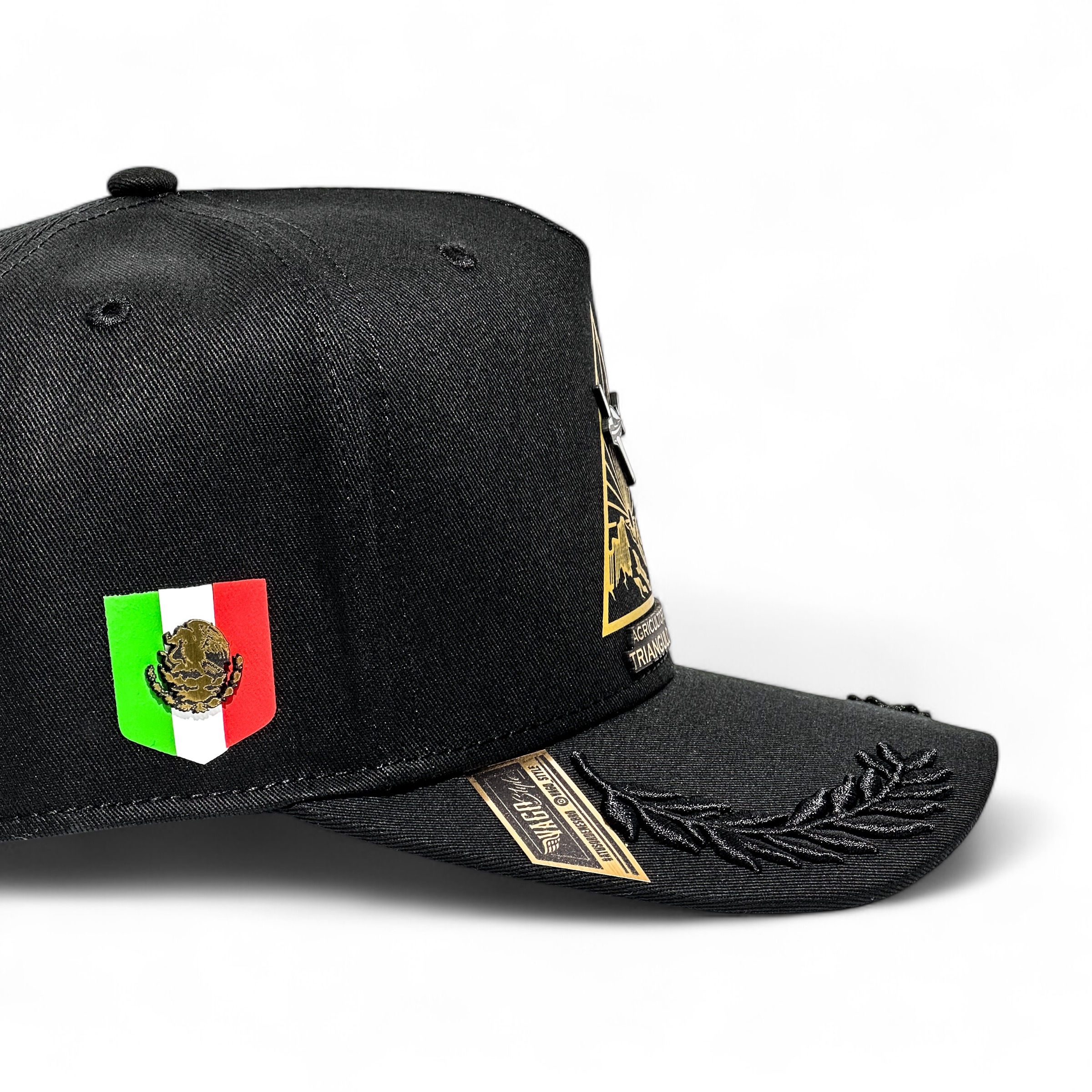 Foto 6 pulgar | Vago Style Triangulo Dorado Gorra Unica Artesanal Negra Ajustable Con Visera Curva Con Laureles Negros