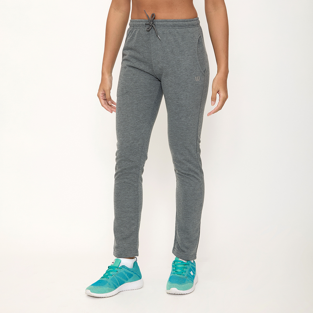 Foto 2 pulgar | Pants Wilson French Terry Gris para Mujer