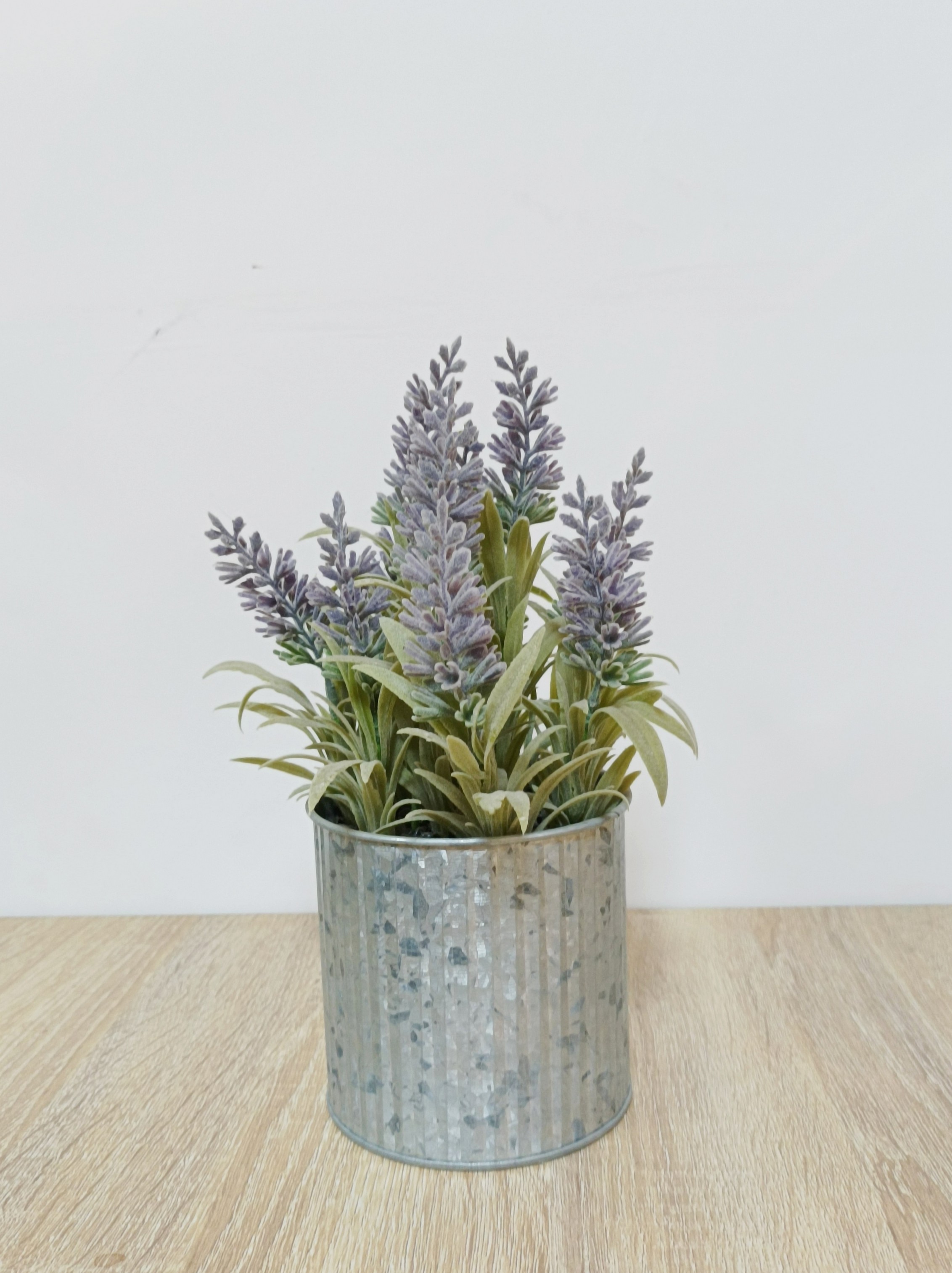 Foto 2 | Planta Decorativa Lavanda De Color Lila Con Maceta Metálica Gris