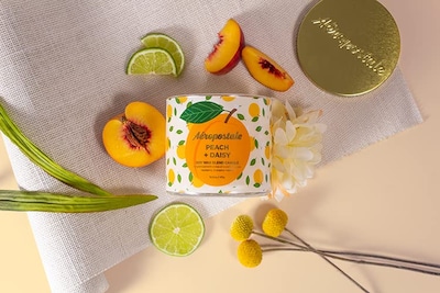 Foto 4 | Vela Aromática Aeropostale Peach + Daisy Soy, 60 H De Duración De Combustión - Venta Internacional.