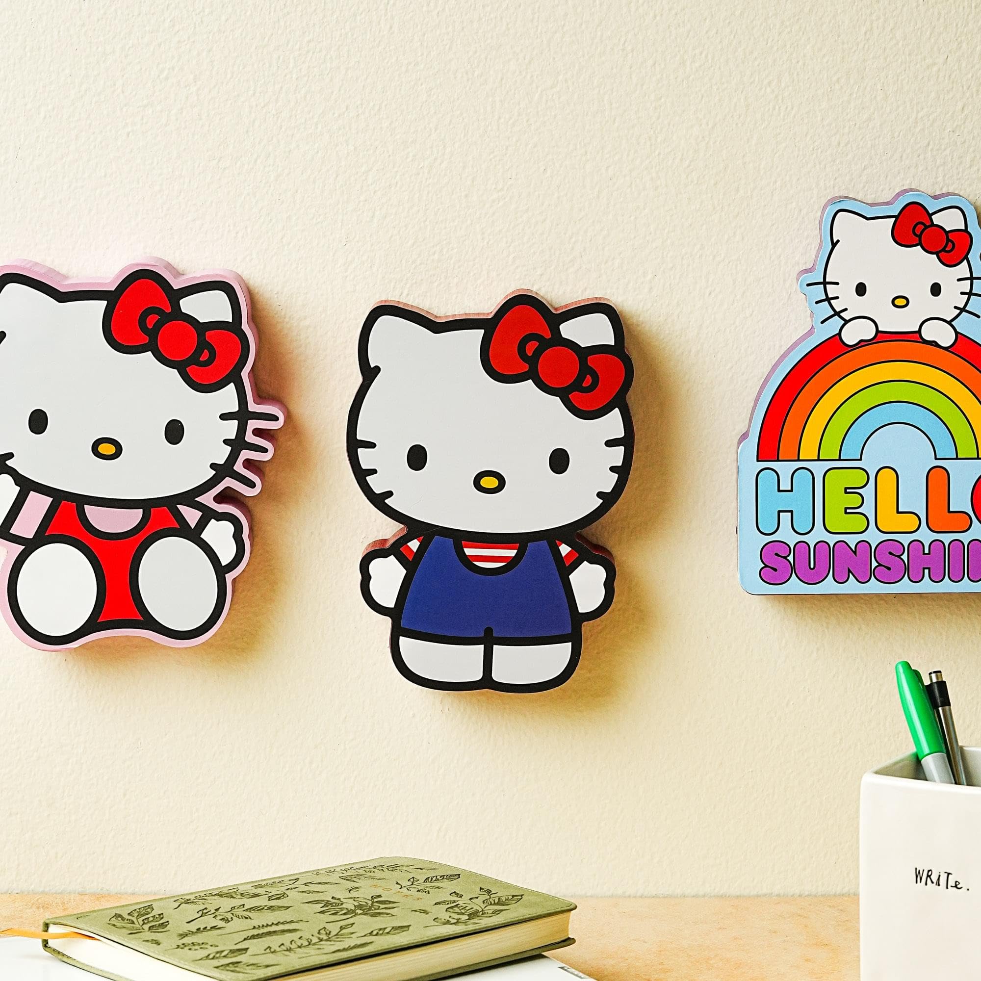 Foto 3 pulgar | Cartel De Pared Plateado Buffalo Sanrio Hello Kitty  Grande  Troquelado - Venta Internacional.