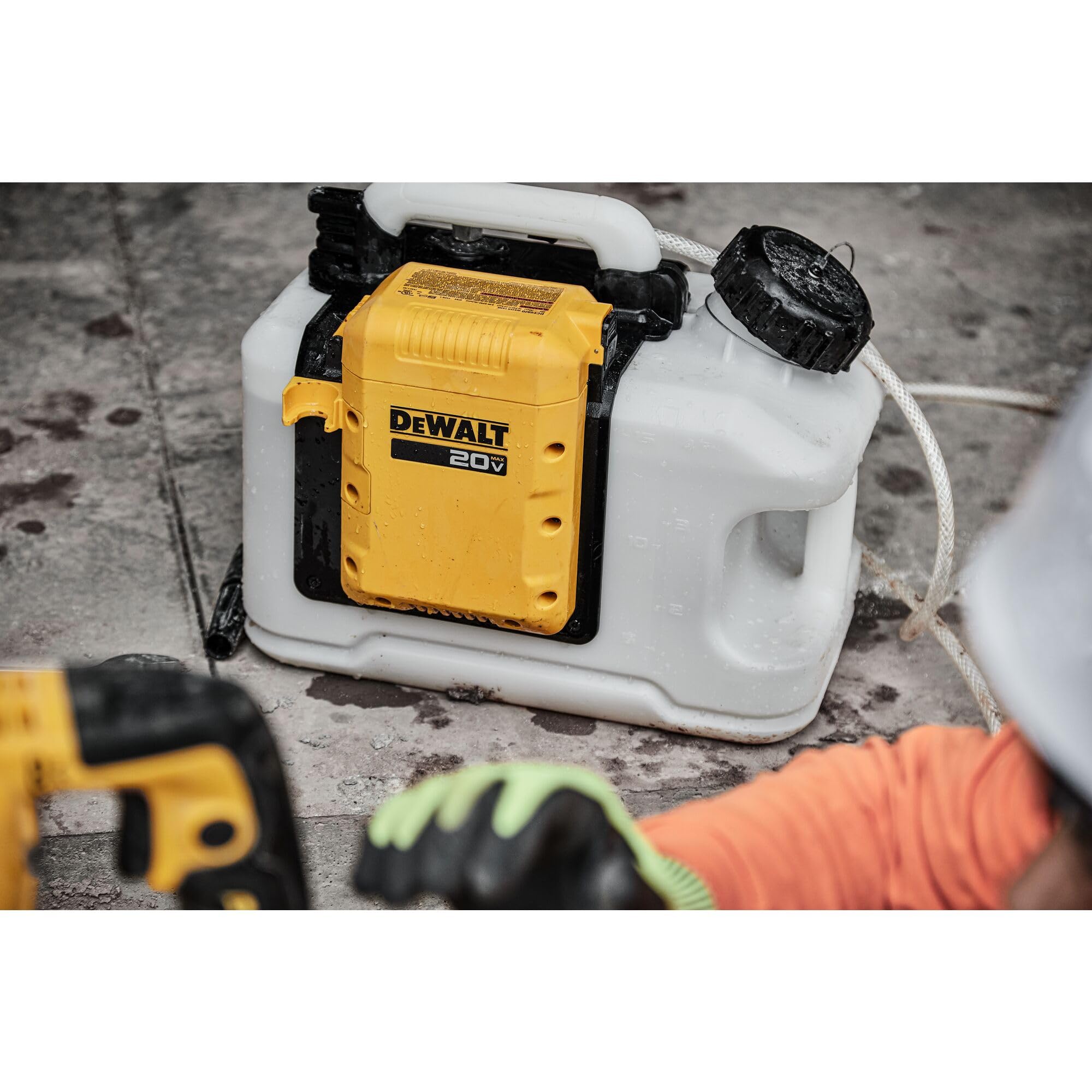 Foto 8 pulgar | Tanque De Agua Dewalt 20v Max Powered Portátil De 15 L (4 Galones) - Venta Internacional.
