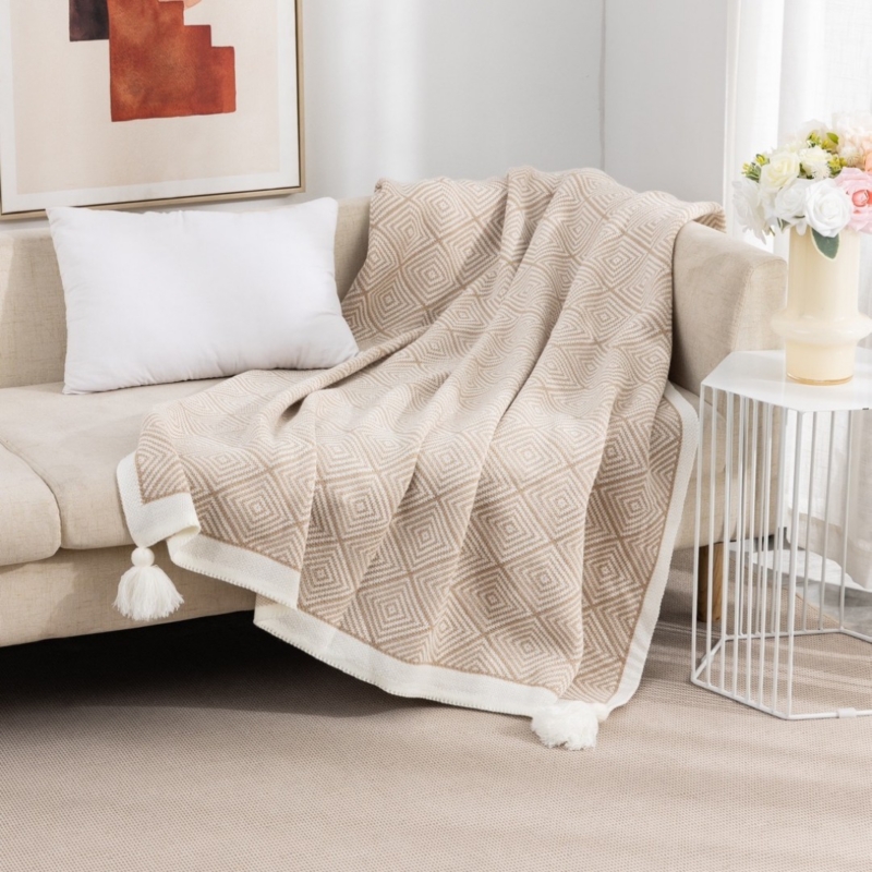 Foto 1 | Manta Tejida Decorativa Con Diseño De Cuadros Con Pompones, 130 X 170 Cm - Venta Internacional.