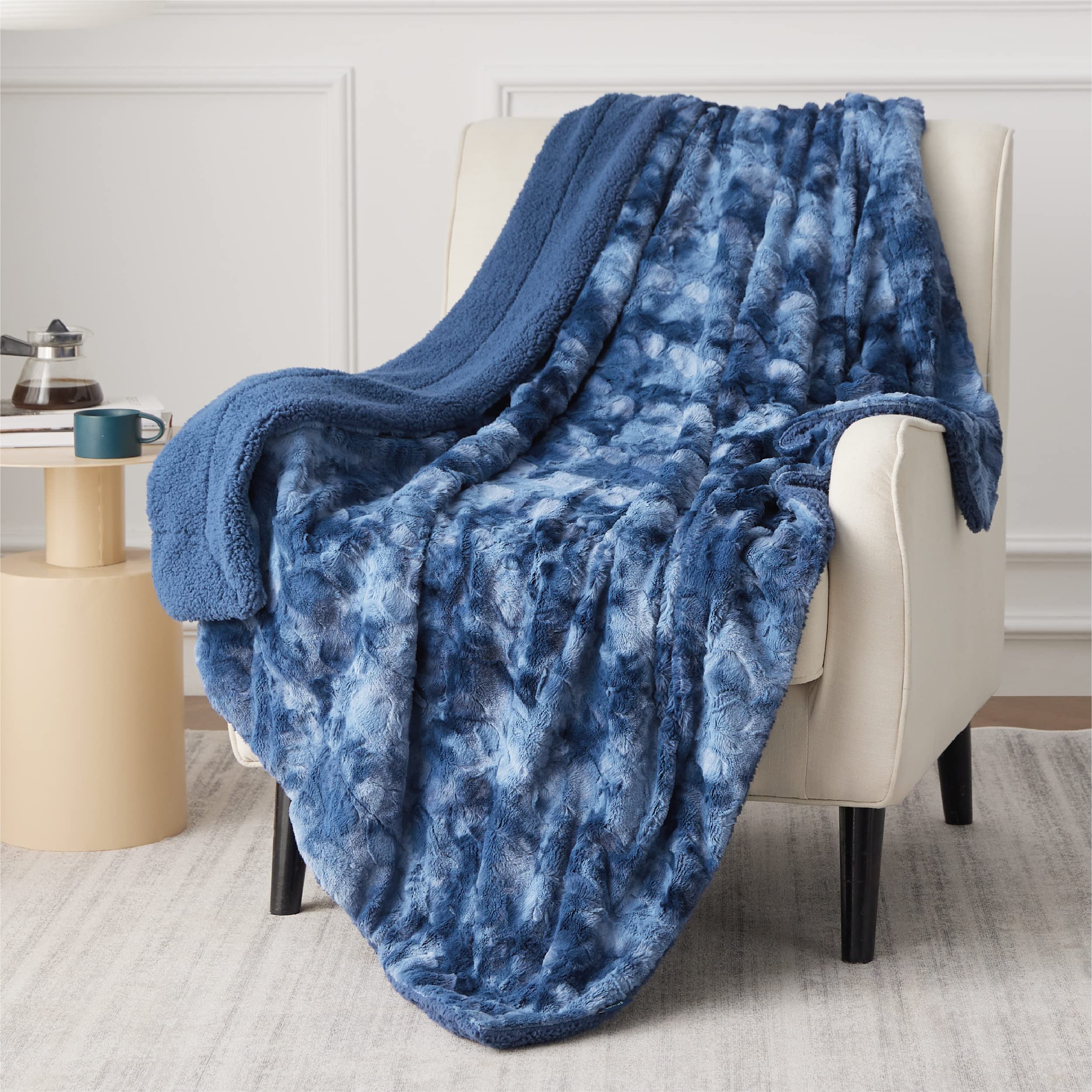 Manta Bedsure Sherpa, Tamaño Doble, Piel Sintética Índigo - Venta Internacional.