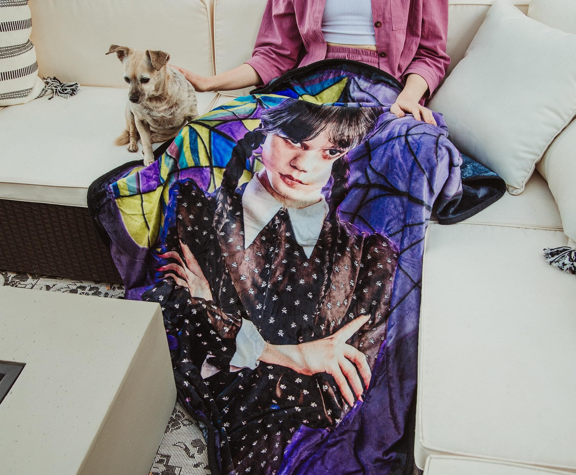 Foto 5 | Manta Plateada Buffalo Addams Family Wednesday  114 X 152 Cm - Venta Internacional.