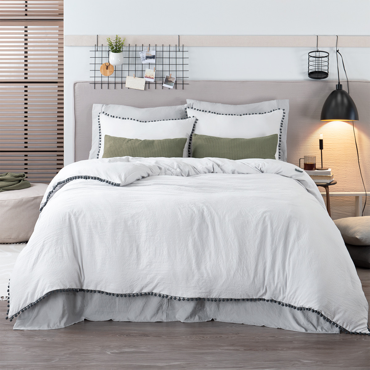 Funda de Duvet con Pompones Negros Sin Relleno + Fundas de Almohada Esquimal Matrimonial XL Blanco