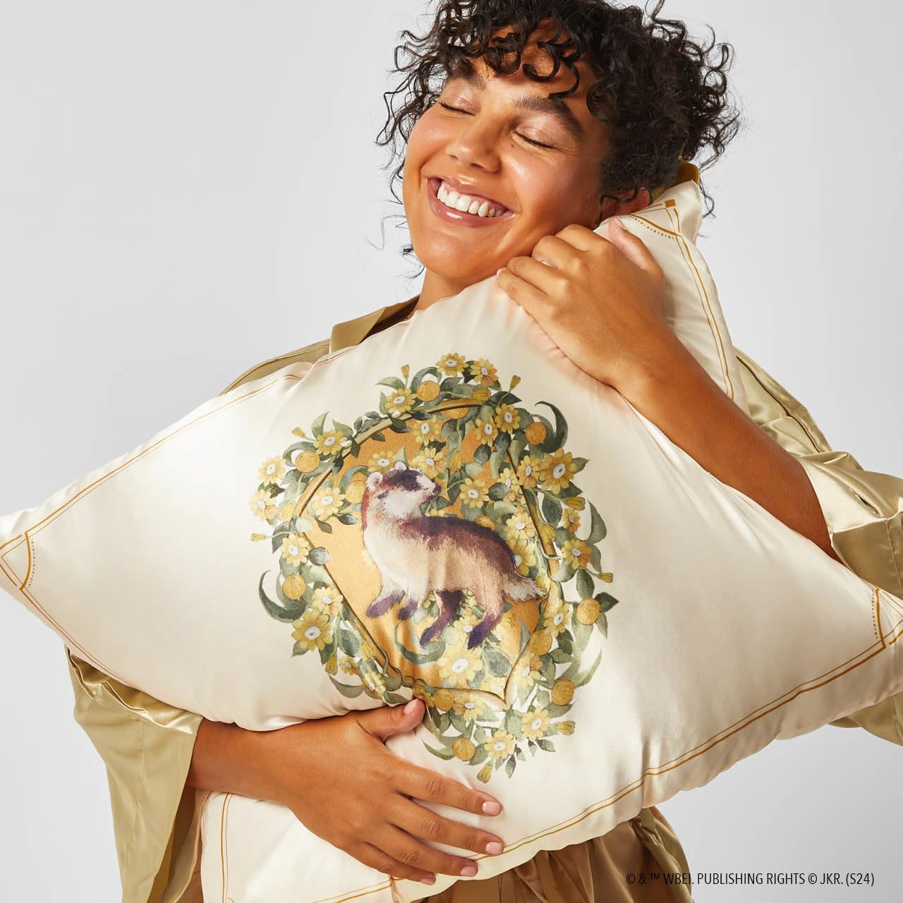 Foto 6 pulgar | Funda De Almohada Kitsch X Harry Potter Hufflepuff Satin Queen - Venta Internacional.