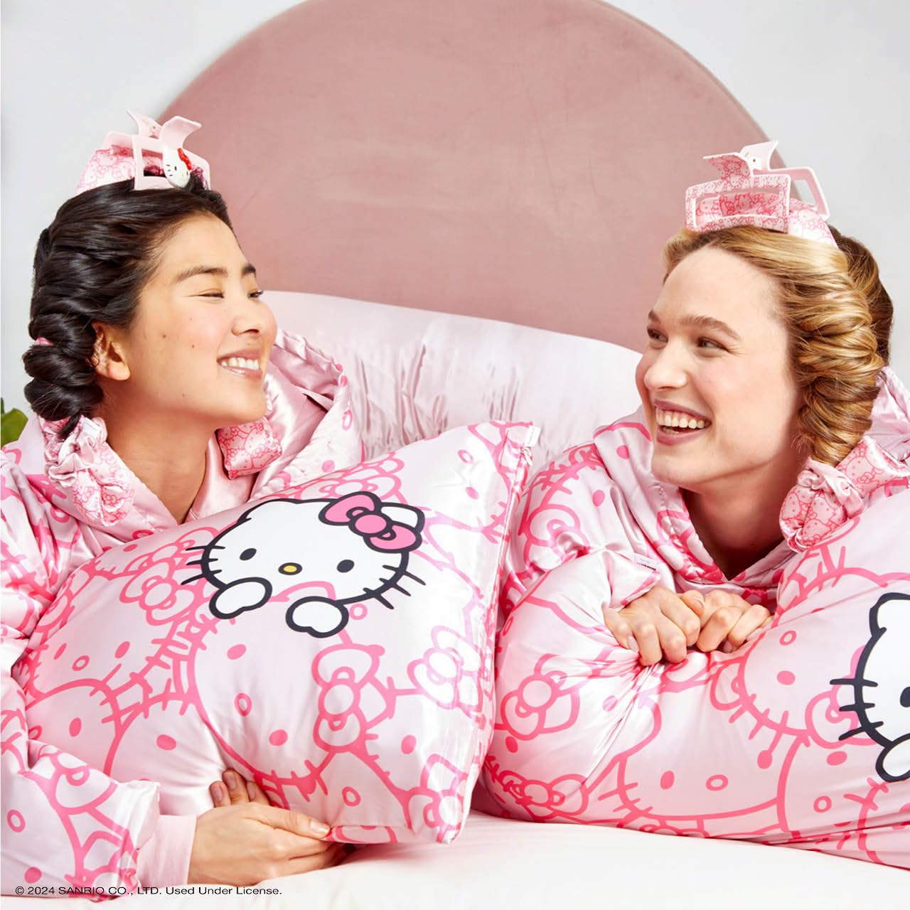 Foto 2 | Set De Fundas De Almohada Kitsch Hello Kitty Satinadas Con Coleteros - Venta Internacional.