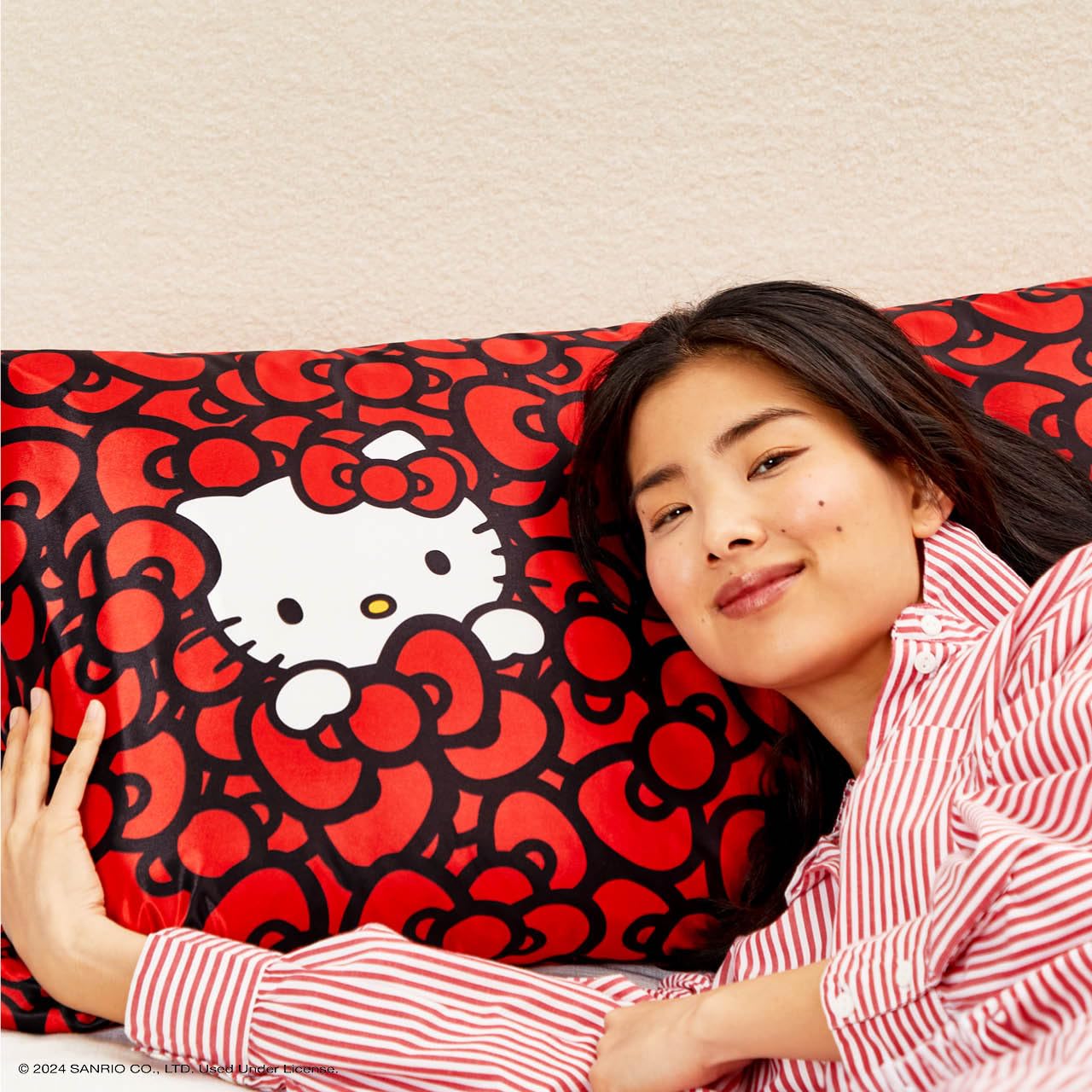 Foto 6 pulgar | Funda De Almohada Kitsch X Hello Kitty Sea Of Bows Satin Queen - Venta Internacional.