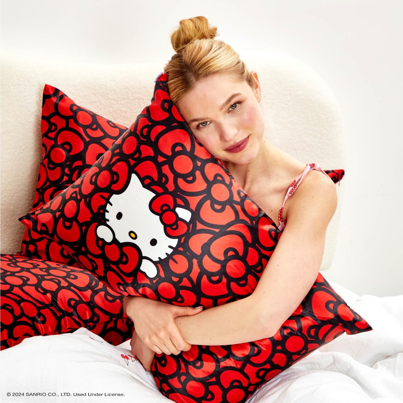 Foto 8 pulgar | Funda De Almohada Kitsch X Hello Kitty Sea Of Bows Satin Queen - Venta Internacional.