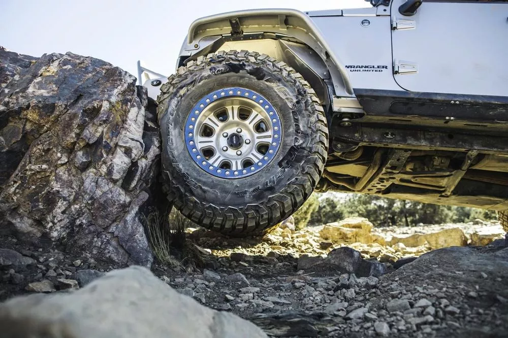 Foto 6 pulgar | Llanta Bfgoodrich Mud Terrain T/a Km3 Dt 215/75 R15