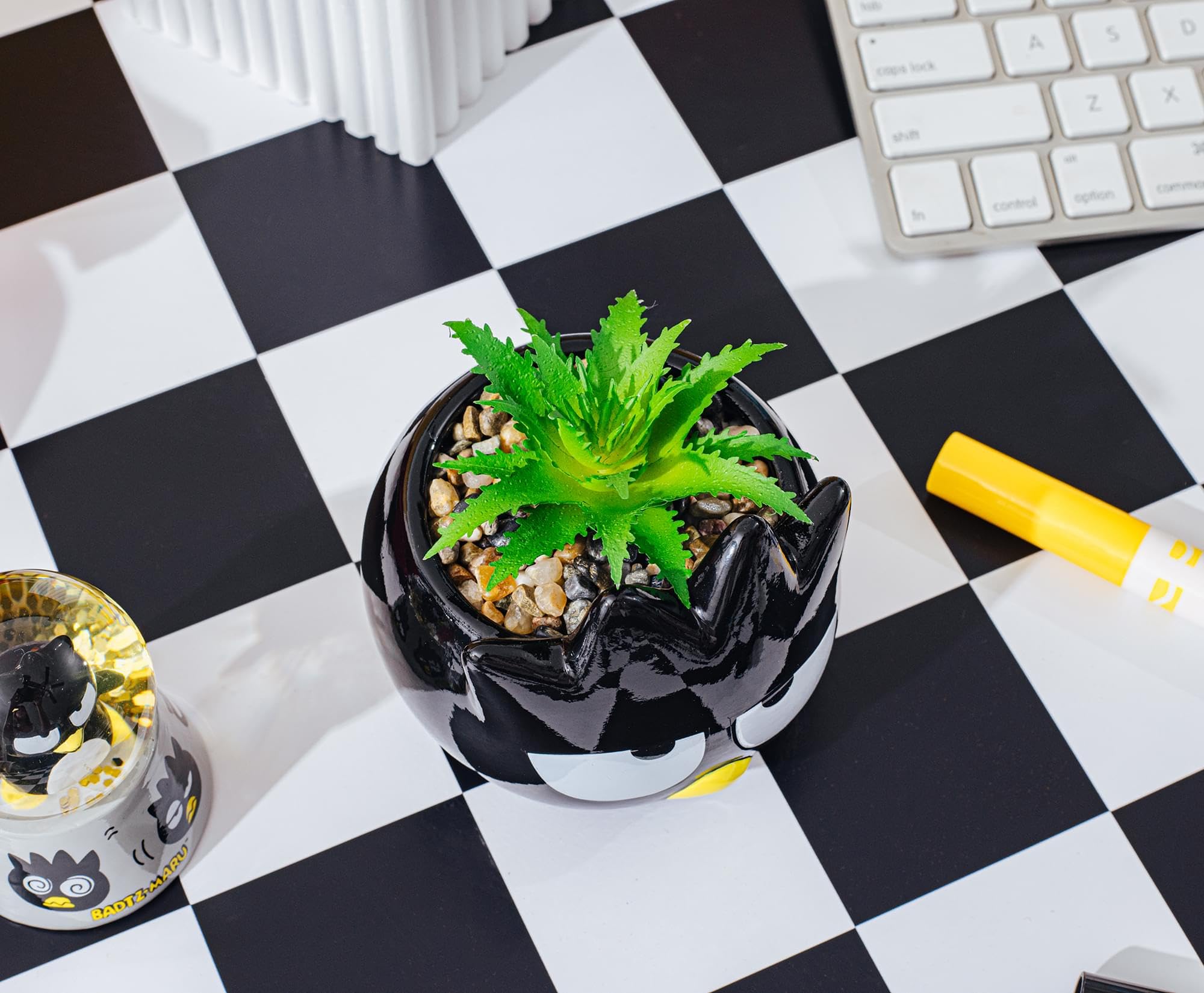 Foto 5 | Mini Maceta Sanrio Badtz-maru De Cerámica Con Plantas Suculentas Artificiales - Venta Internacional.