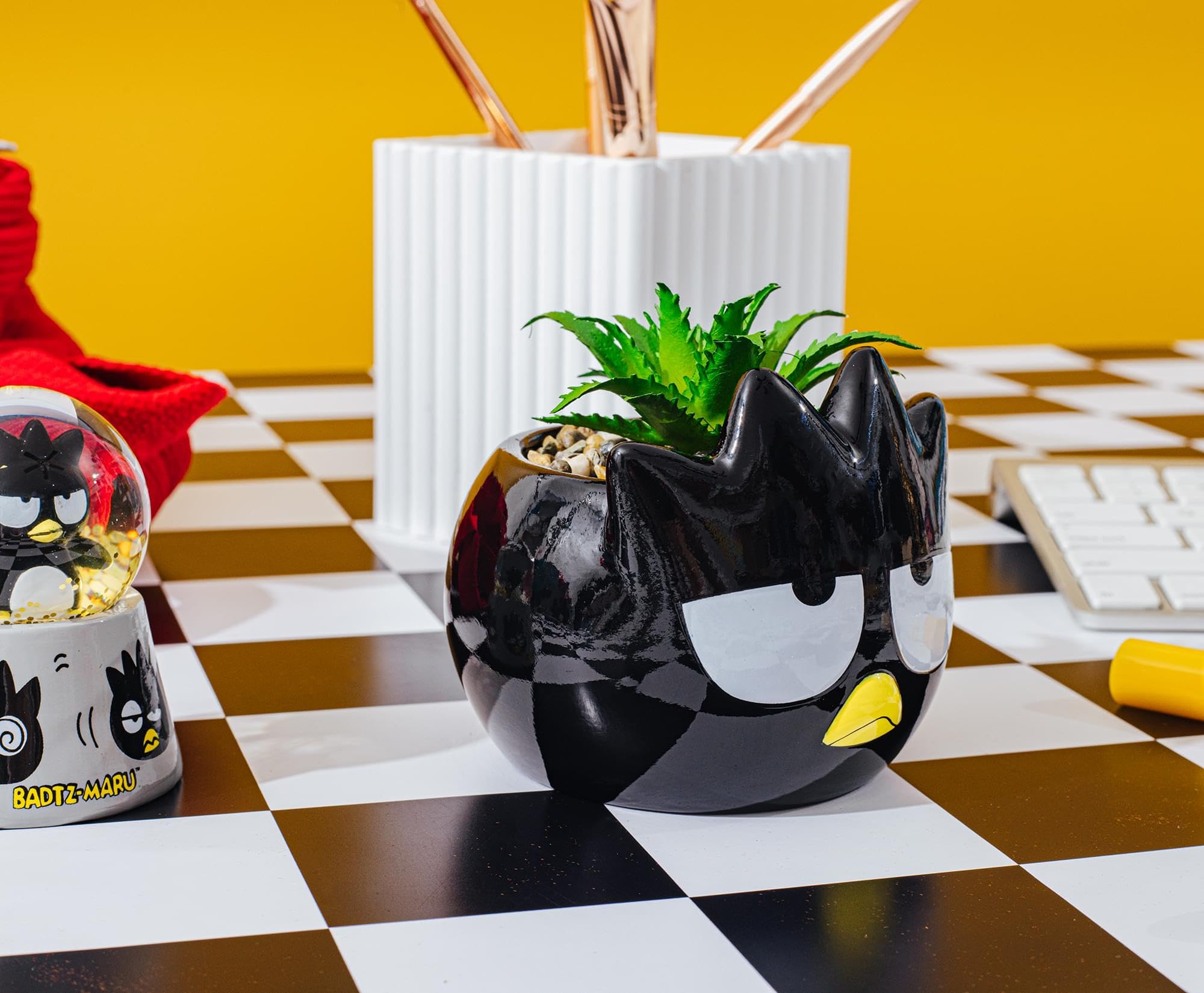 Foto 6 | Mini Maceta Sanrio Badtz-maru De Cerámica Con Plantas Suculentas Artificiales - Venta Internacional.