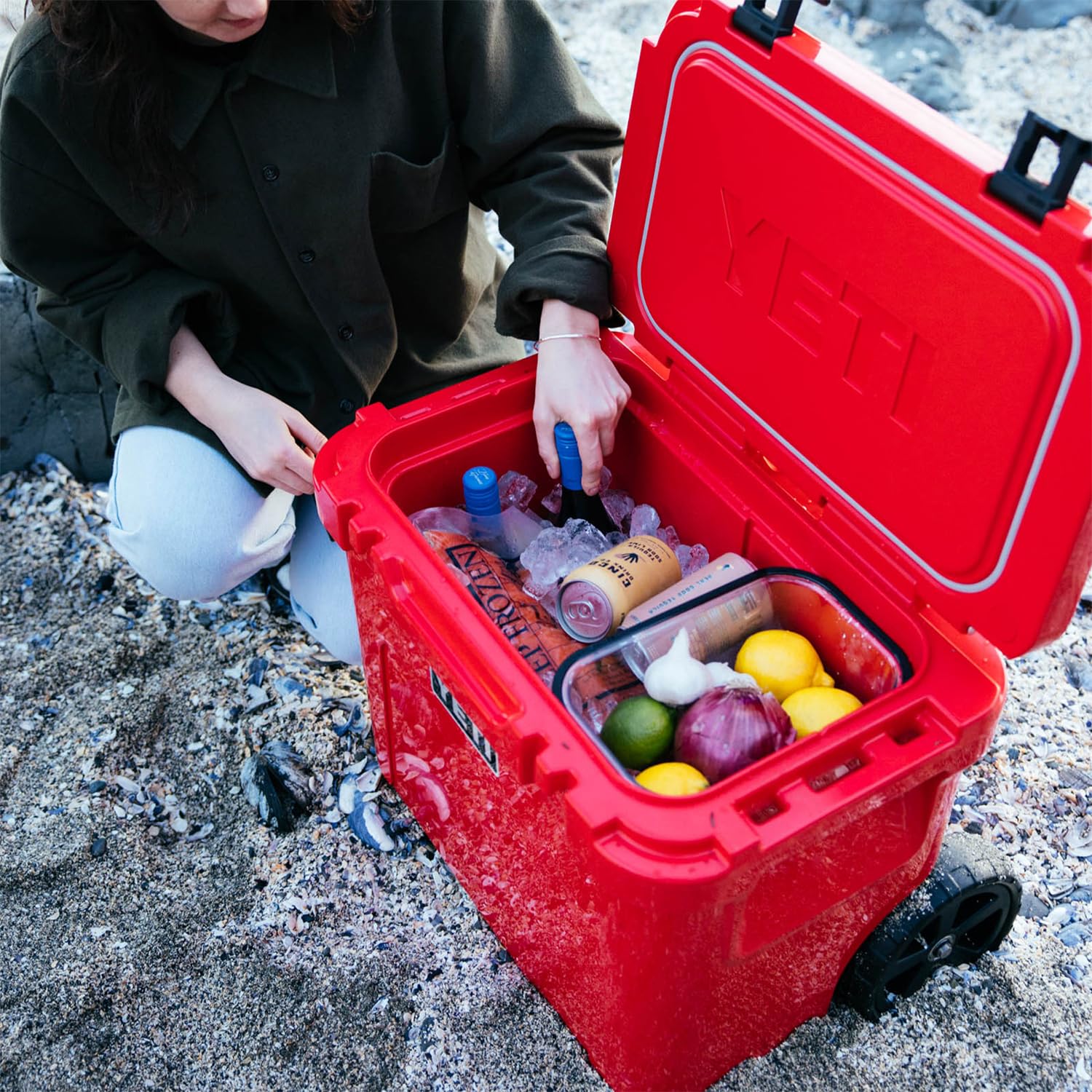 Foto 4 | Cooler Yeti Roadie De 32 Ruedas, Color Rojo, Con Cesta Para Productos Secos - Venta Internacional.