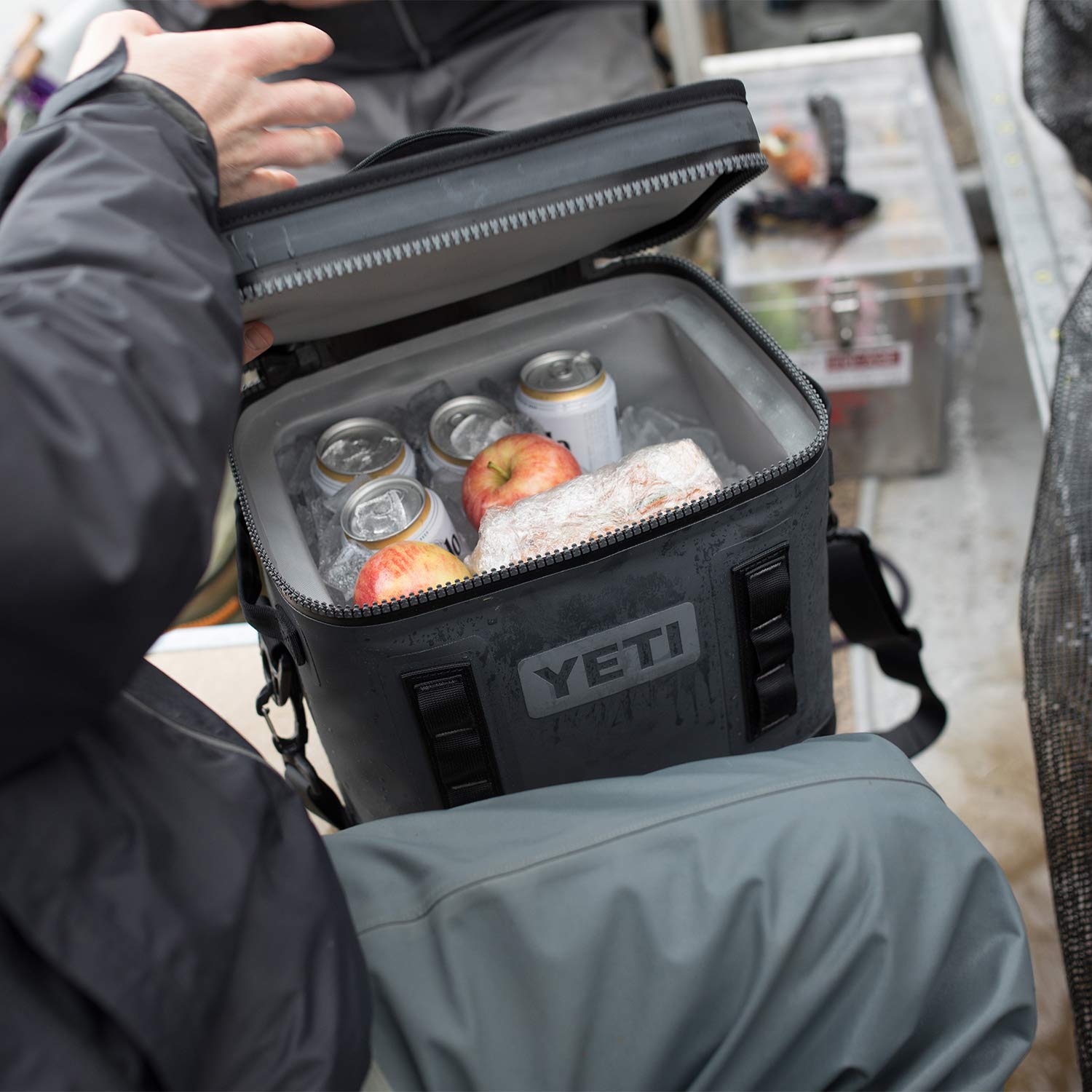 Foto 6 | Nevera Portátil Yeti Hopper Flip 12 Charcoal - Venta Internacional.