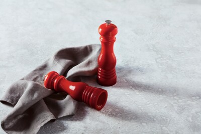 Foto 2 | Set De Molinillos De Sal Y Pimienta Le Creuset Cerise 20 Cm - Venta Internacional.