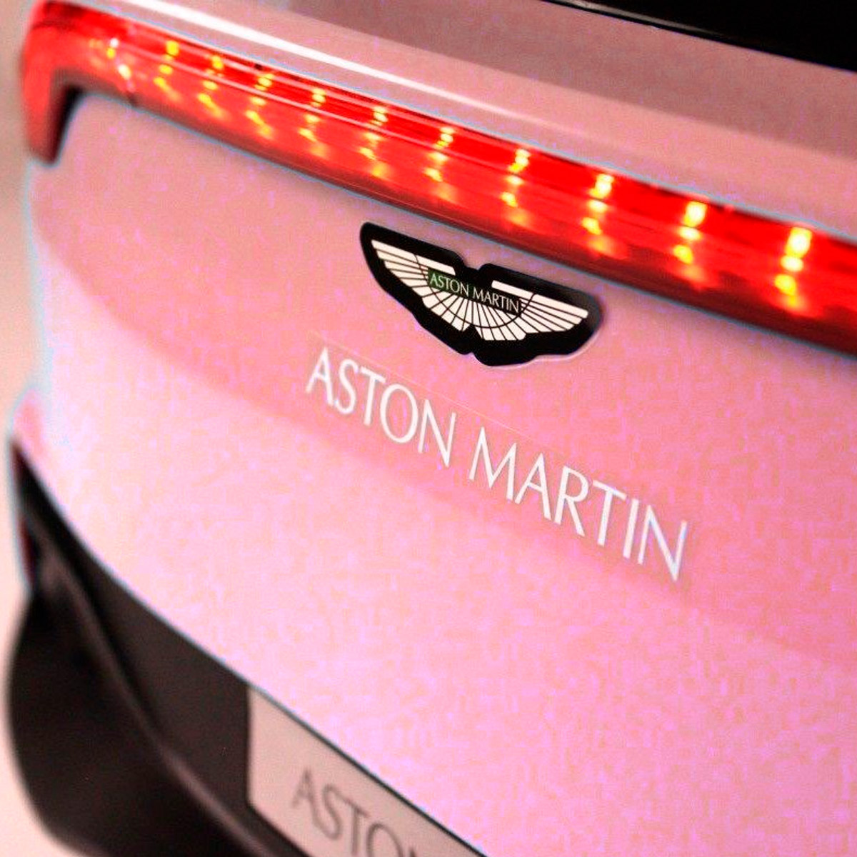 Foto 7 pulgar | Montable Eléctrico Aston Martin Rosa para Niña