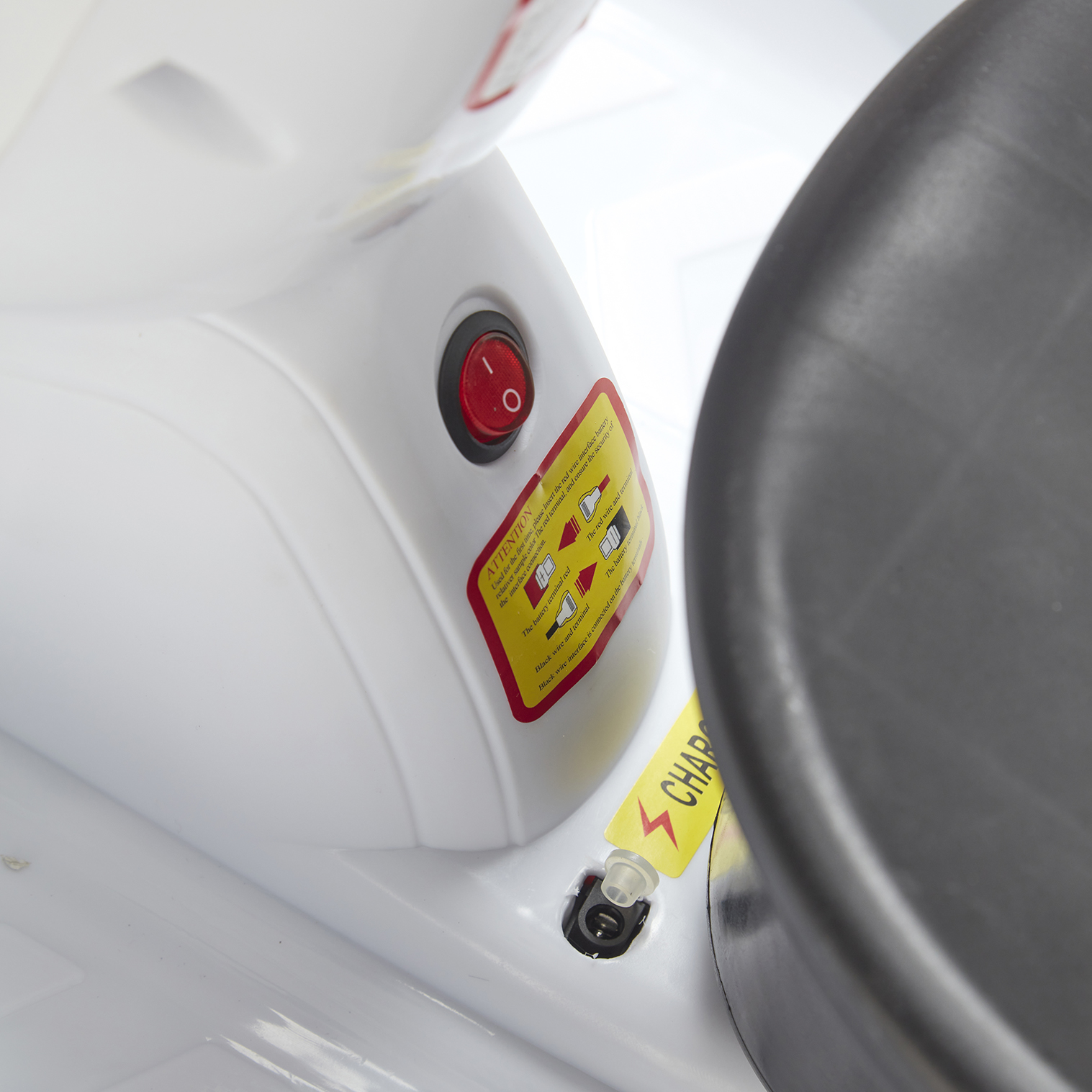 Foto 4 | Montable Eléctrico Scoote Denco Toys Blanco, Control Remoto Rotación 360° Bluetooth/usb/aux, Música Luces Led, Cint