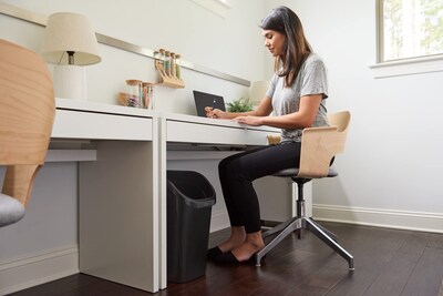 Foto 7 | Bote de Basura Rubbermaid Undercounter 9,4 L Paquete de 2 Piezas Azul/Negro - Venta Internacional