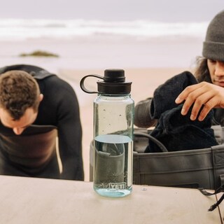 Foto 6 | Botella De Agua Yeti Yonder De 1 Litro Y 1000 Ml, Color Azul Marino Con Tapa De Amarre - Venta Internacional.