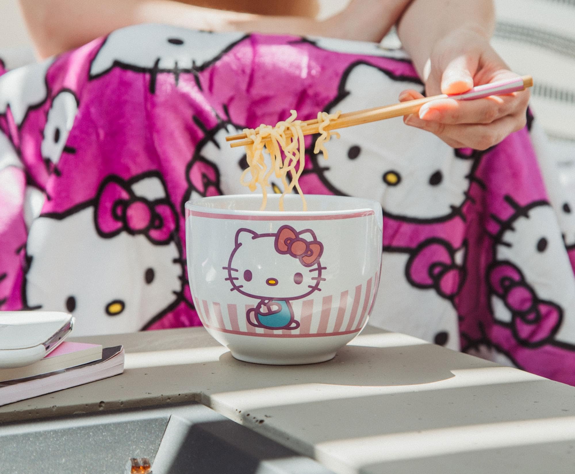 Foto 5 pulgar | Cuenco Para Ramen Sanrio Hello Kitty Tokyo Con Rayas Rosas Y Palillos - Venta Internacional.