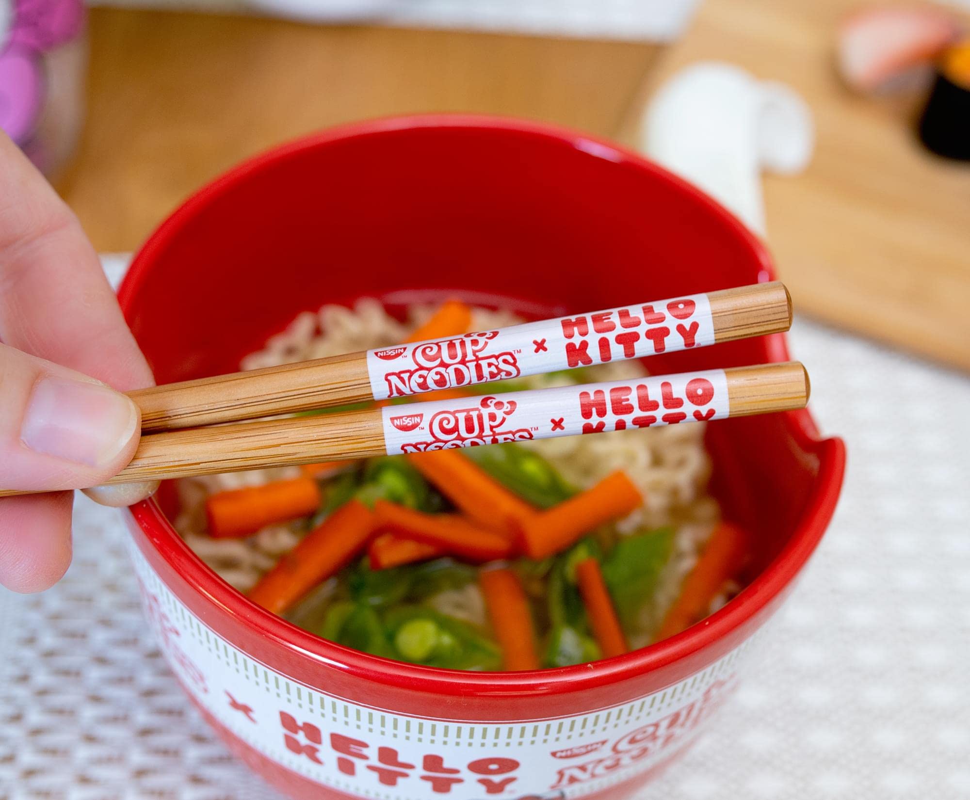 Foto 6 pulgar | Juego De Vajilla Silver Buffalo Hello Kitty X Nissin Cup Noodles - Venta Internacional.