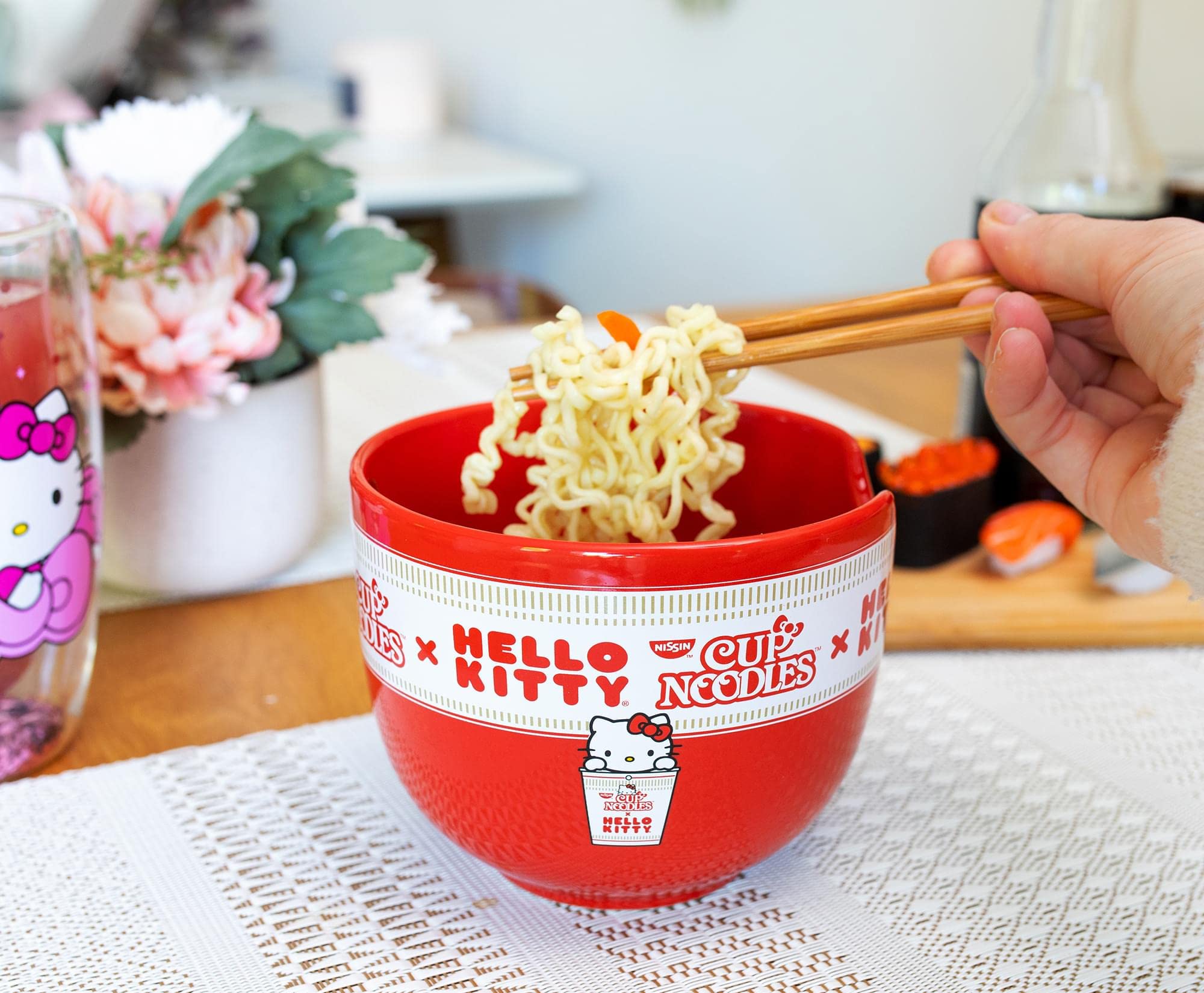 Foto 7 pulgar | Juego De Vajilla Silver Buffalo Hello Kitty X Nissin Cup Noodles - Venta Internacional.