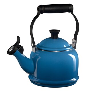Foto 1 | Tetera Le Creuset Esmalte On Steel Demi 1.2 L Marseille - Venta Internacional.