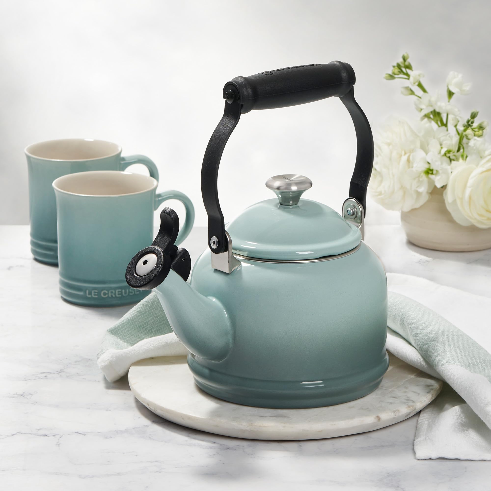 Foto 2 | Tetera Le Creuset Esmaltada Sobre Acero Demi, 1,25 L, Oro Oliva - Venta Internacional.