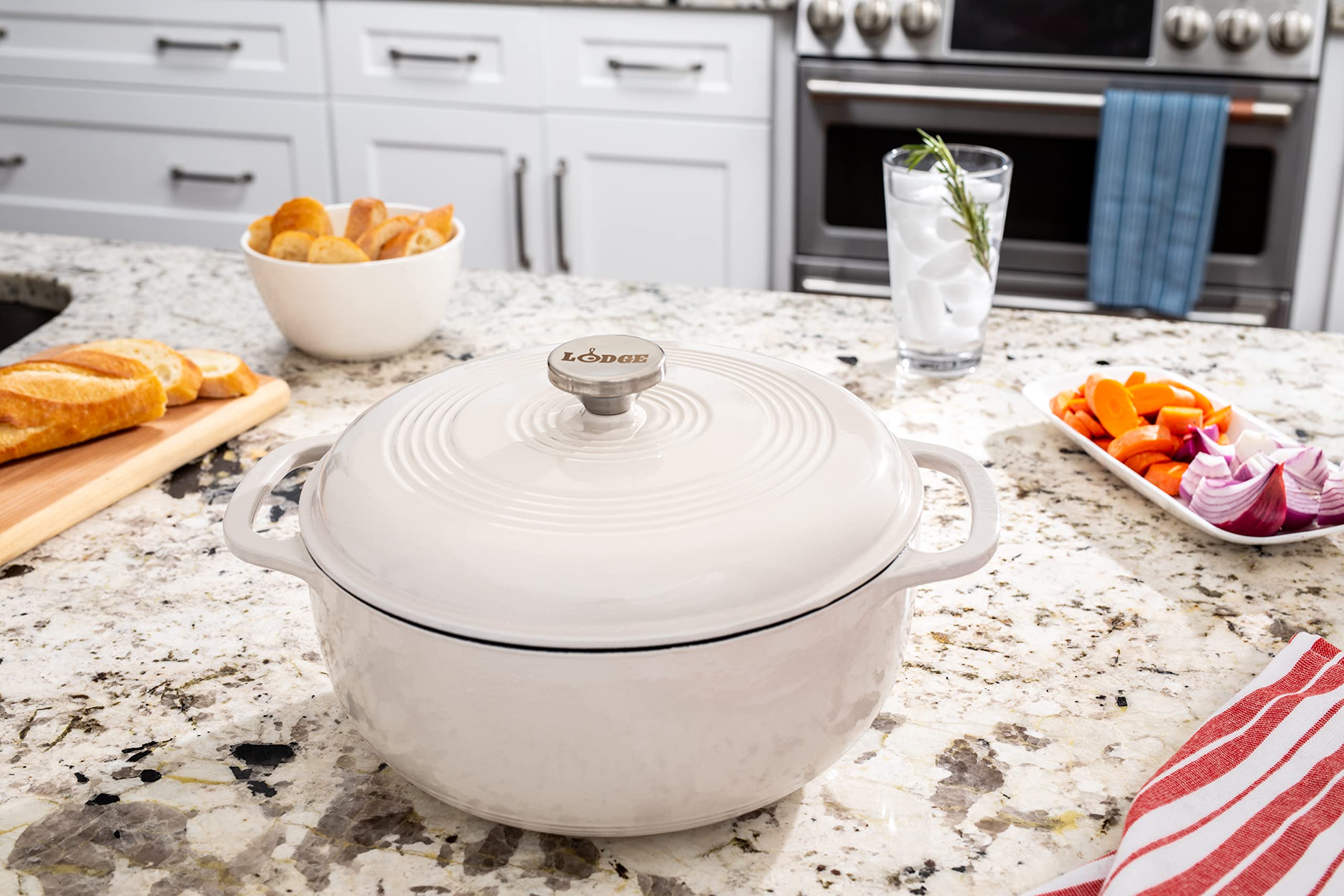 Foto 6 | Dutch Oven Lodge De Hierro Fundido Esmaltado De 6 Cuartos De Galón  Color Blanco Ostra - Venta Internacional.