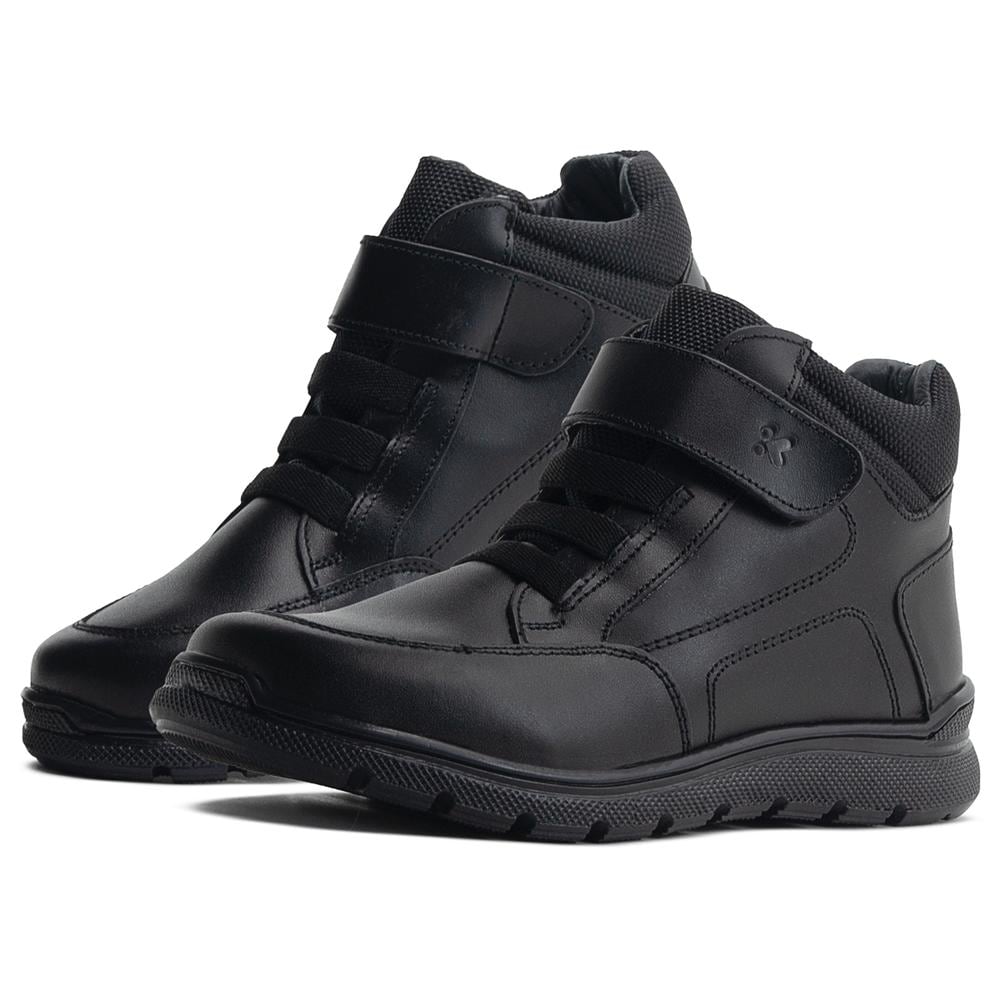 Bota Escolar Niño Karsten Ajuste Velcro Color Negro Negro $1,129