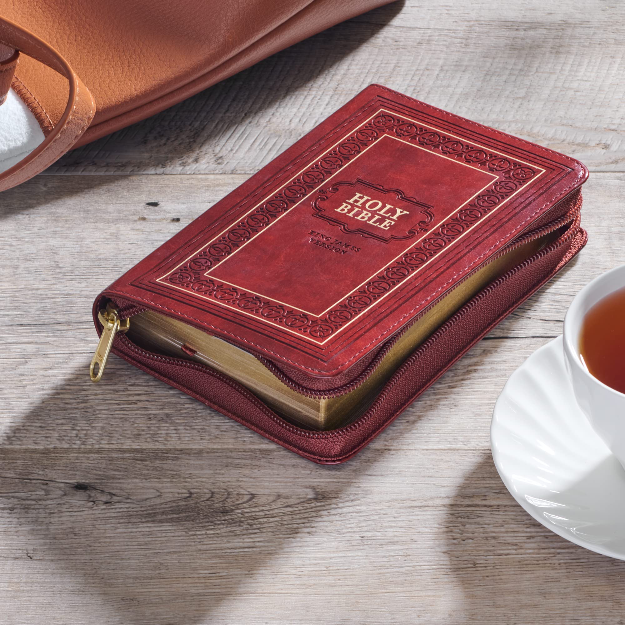 Foto 6 | Bible Christian Art Gifts Kjv Con Impresión Grande Compacta, Color Burdeos - Venta Internacional.