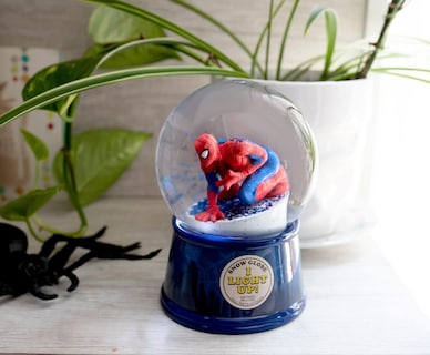 Foto 4 | Bola De Nieve Coleccionable Marvel Spider-man New York Con Luz - Venta Internacional.