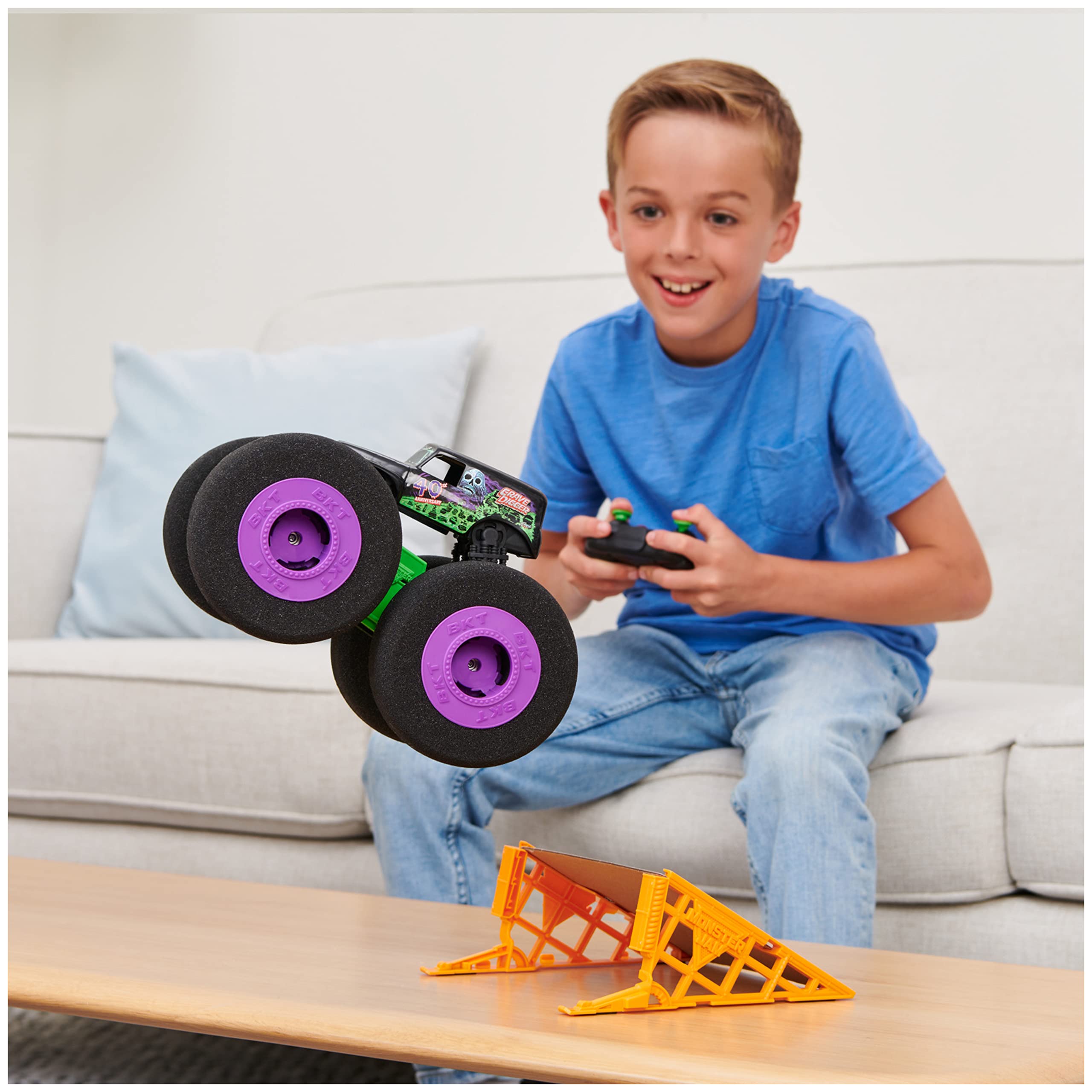 Foto 4 pulgar | Carro Rc Monster Jam Ramp Champ Grave Digger A Escala 1:15 - Venta Internacional.