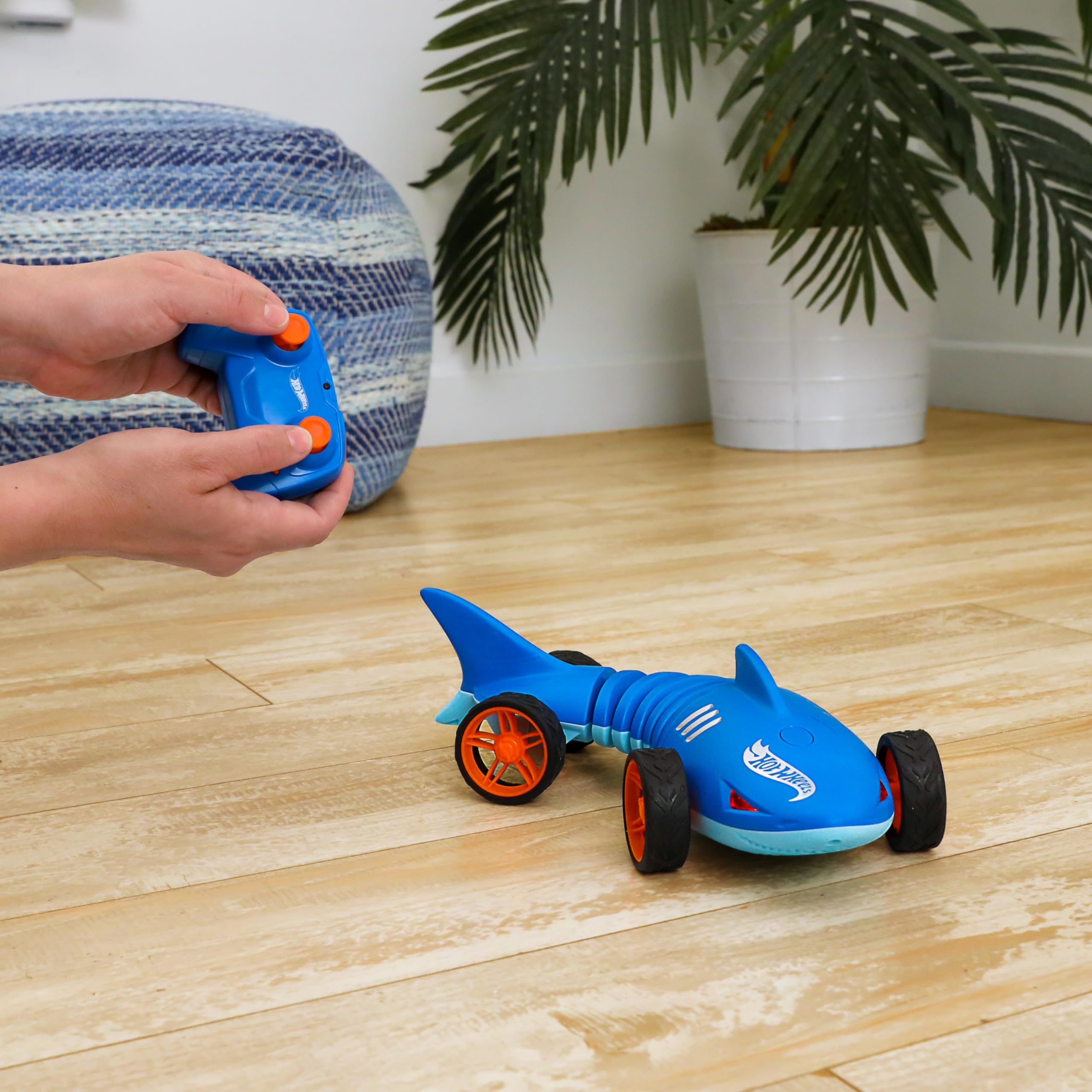 Foto 3 pulgar | Auto De Juguete Rc Hot Wheels Shark Speeder Con Control Remoto A Escala 1:15 - Venta Internacional.