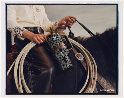 Foto 4 | Botella de Agua Stanley x Barbie™ 80s Western Ken 1.2 L - Venta Internacional