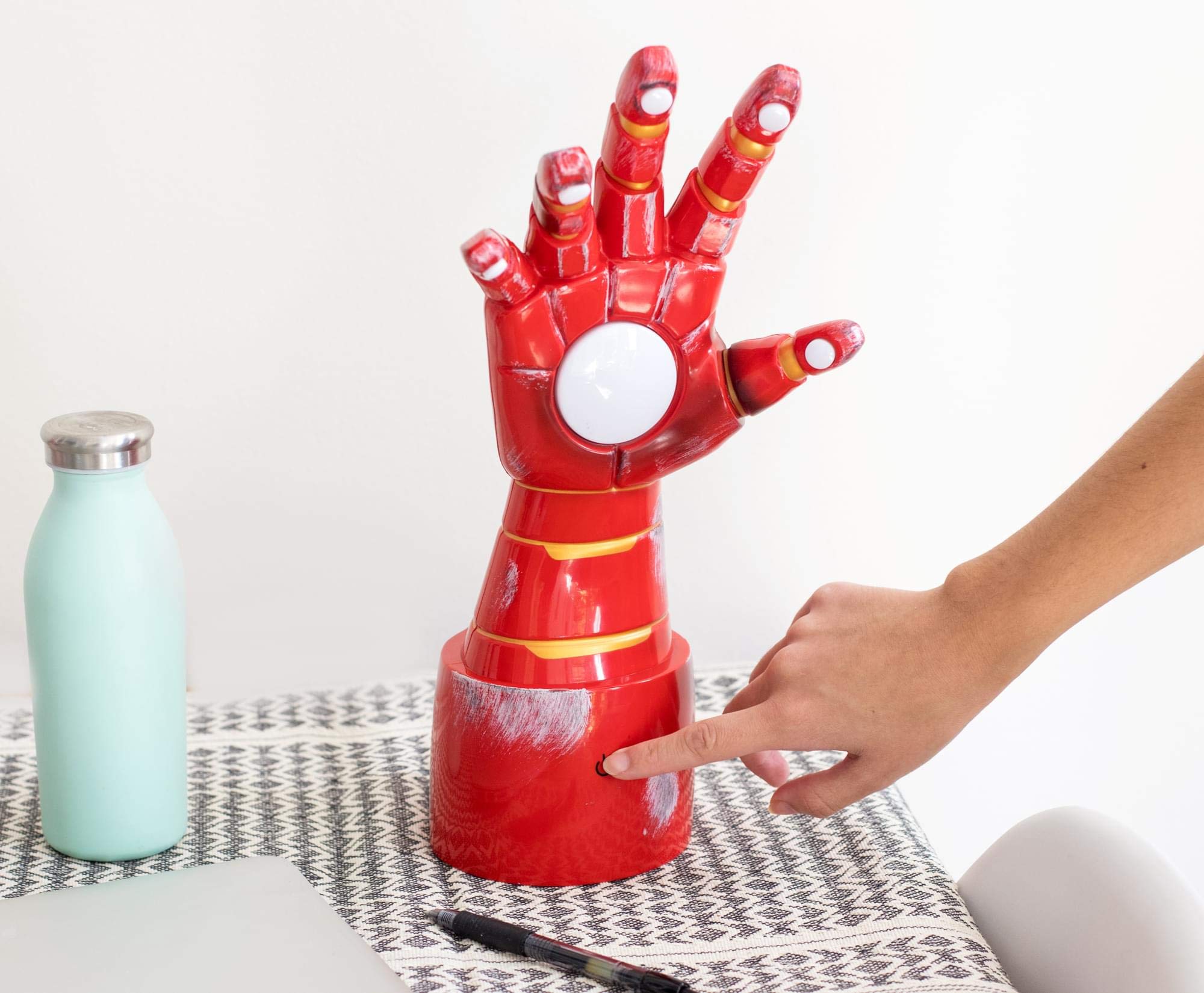 Foto 5 | Lámpara De Escritorio Marvel Iron Man Gauntlet Led  Luz Ambiental  35 Cm - Venta Internacional.