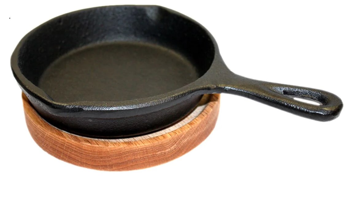 Sartén De Hierro Fundido Sixteen Multiusos Con Base De Madera $797